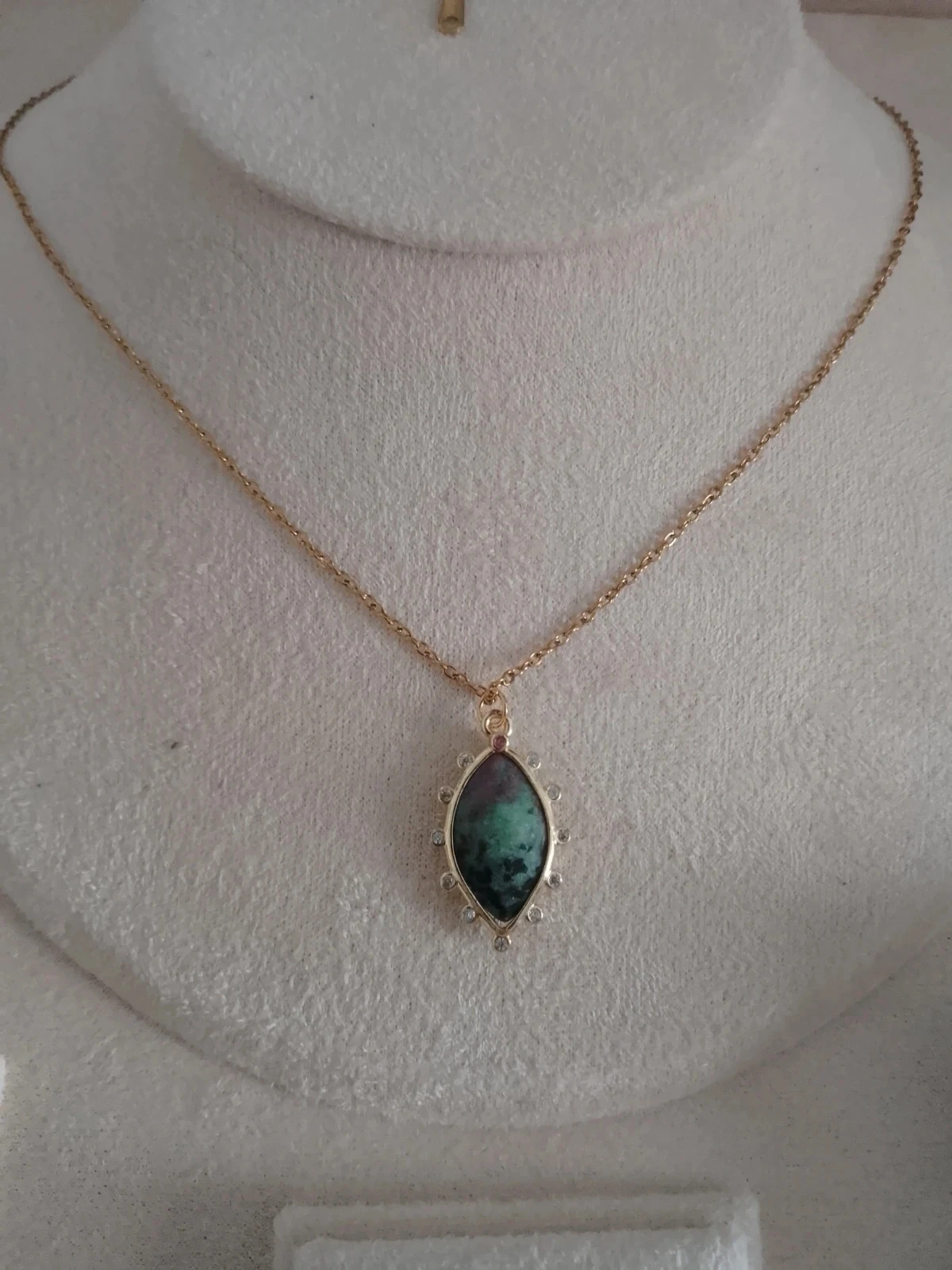 Collier bohème minimaliste pierre de rubis sur zoisite naturelle avec sertissage zircons blancs